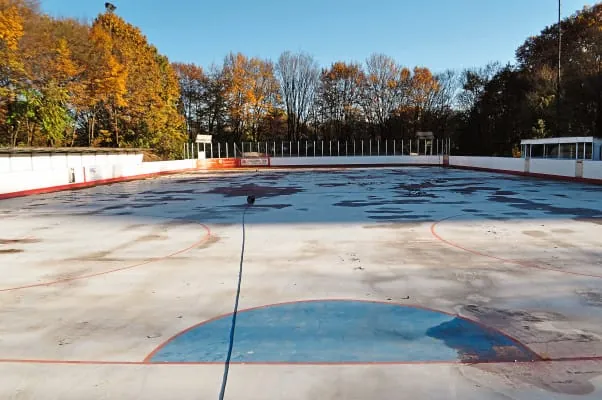 Eisstadion mit Sch&auml;den an der Bodenbeschichtung