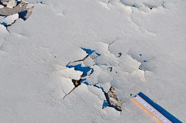 Eisstadion mit Schäden an der Bodenbeschichtung