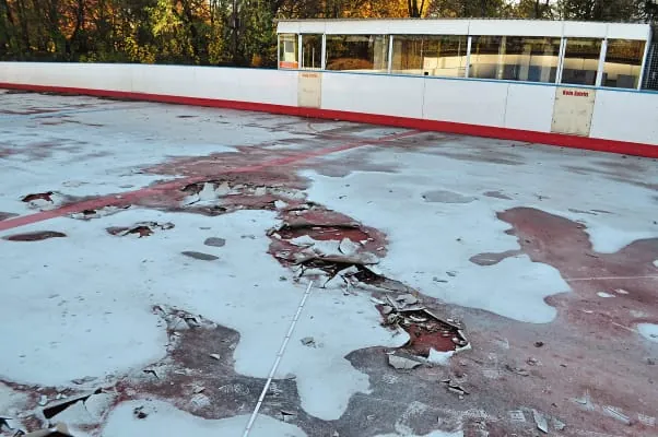 Eisstadion mit Schäden an der Bodenbeschichtung