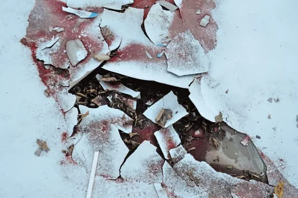 Eisstadion mit Schäden an der Bodenbeschichtung