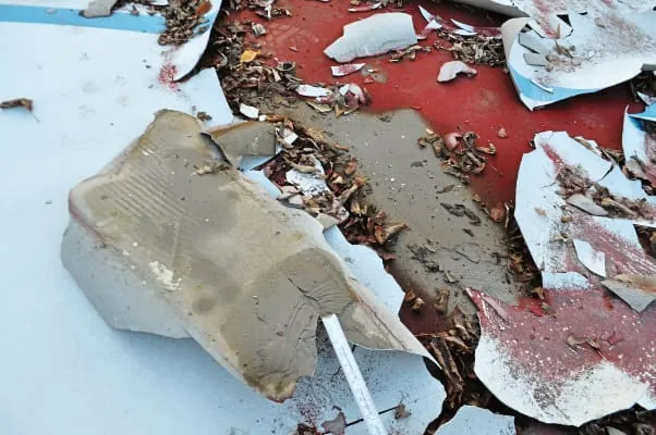 Eisstadion mit Schäden an der Bodenbeschichtung