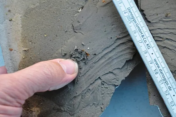 Eisstadion mit Schäden an der Bodenbeschichtung