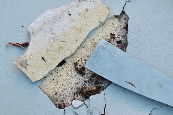 Eisstadion mit Schäden an der Bodenbeschichtung