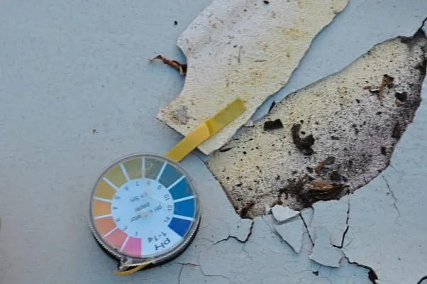 Eisstadion mit Schäden an der Bodenbeschichtung