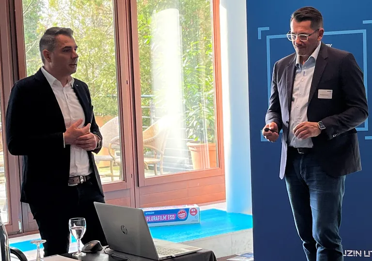 Auf 75 Jahre Klebstoffkompetenz legte Steffen Kallus (links), Head of Business Unit Uzin, den Schwerpunkt seiner Ausf&uuml;hrungen. Rechts: Michael Abraham, Uzin Gesamtvertriebsleiter Deutschland und &Ouml;sterreich. Bild: Radziwill