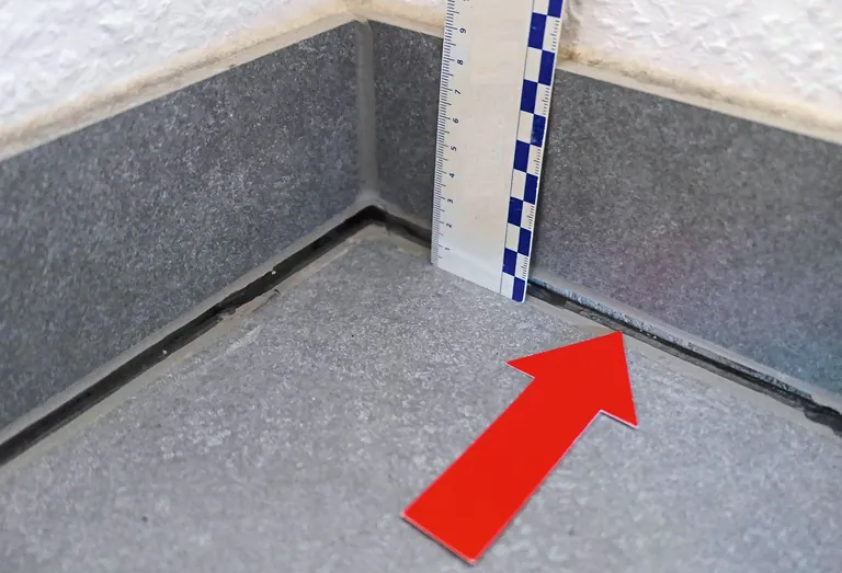 Verformungsverhalten von mit Fliesen belegten Zementestrichen