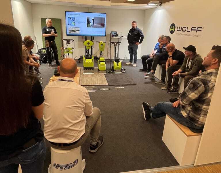 Bodenbel&auml;ge entfernen wie ein Profi - so hei&szlig;t der Wolff Workshop heute beim Uzin Utz Campus in Berlin. 