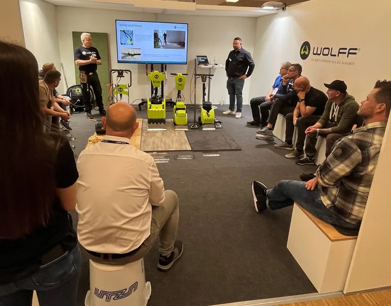 Bodenbel&auml;ge entfernen wie ein Profi - so hei&szlig;t der Wolff Workshop heute beim Uzin Utz Campus in Berlin. 