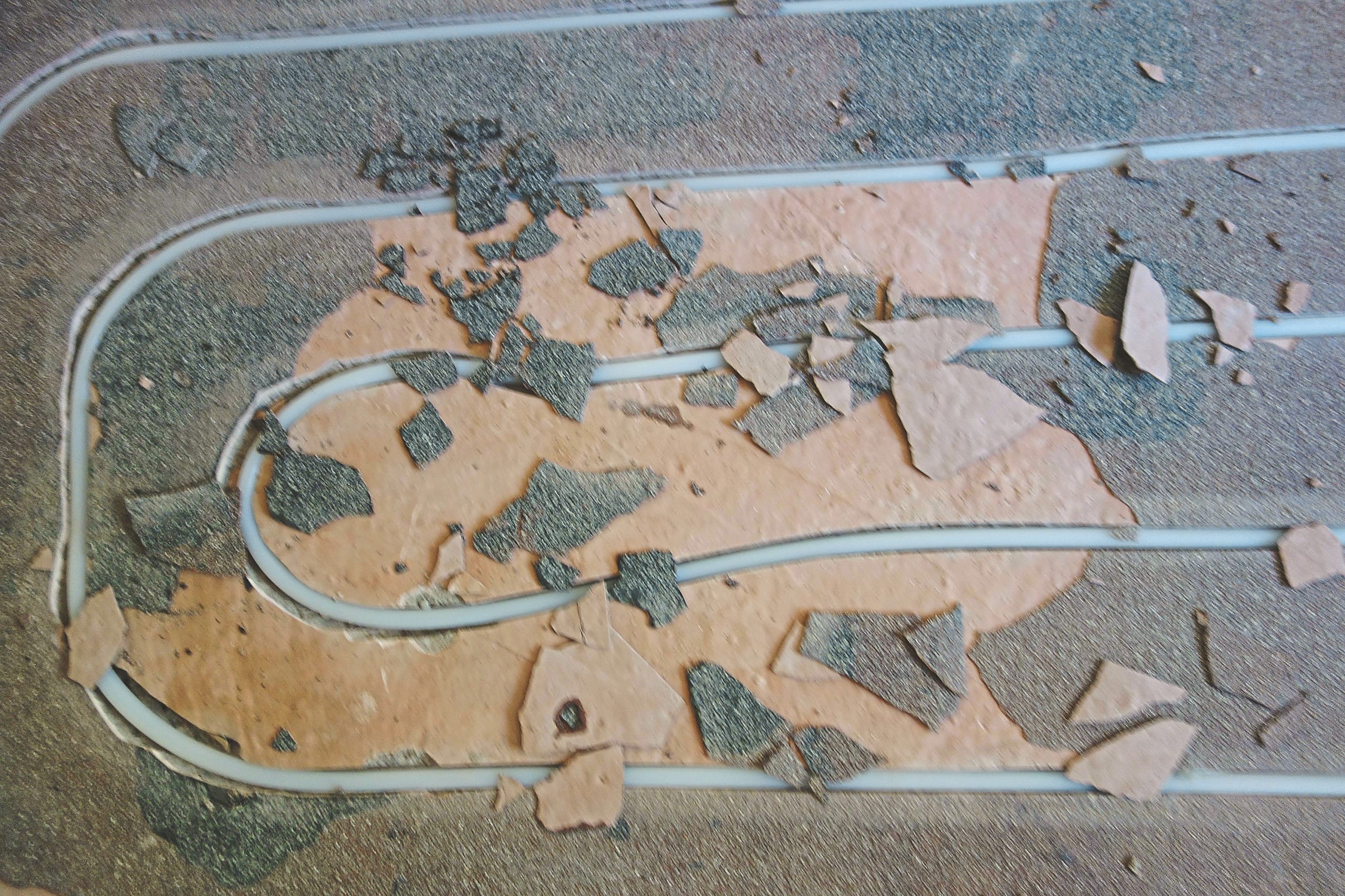 Eingefräste Fußbodenheizungsleitungen in Bestandsestrichen