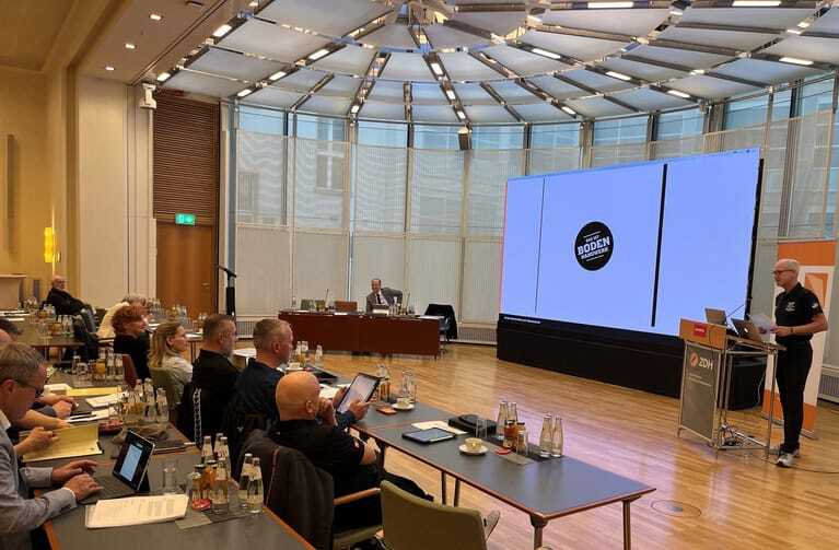 Bundesinnungsmeister Manfred Weber (rechts) ist in Berlin ohne Gegenstimme für vier Jahre wiedergewählt worden. Auch der alte Vorstand ist der neue.