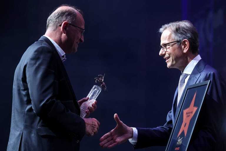Franz Neuhofer (links), CEO FN Neuhofer Holz, hat die bronzene Pegasus-Troph&auml;e im Brucknerhaus in Linz von Landesrat Markus Achleitner entgegengenommen. 