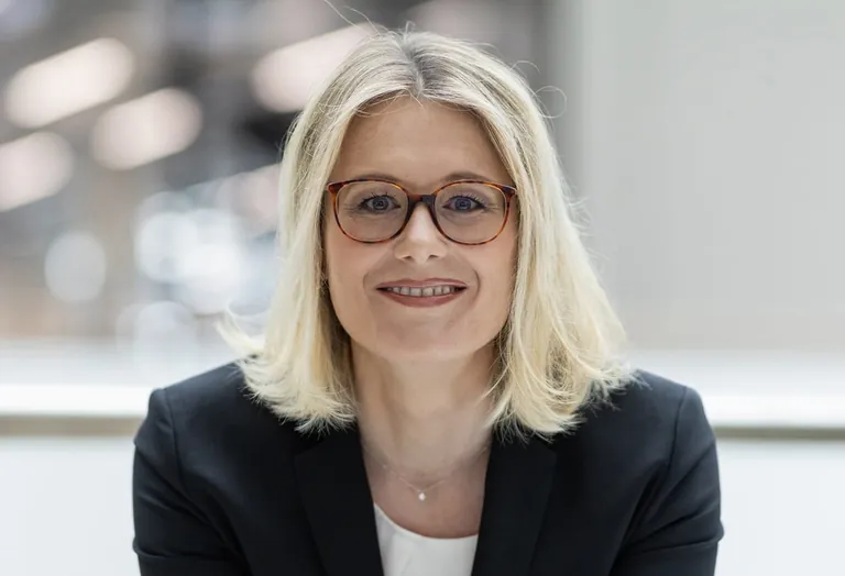 Dr. Kathrin Hein ist Ende Mai als Vorstandsvorsitzende des Industrieverbands Klebstoffe wiedergewählt worden.