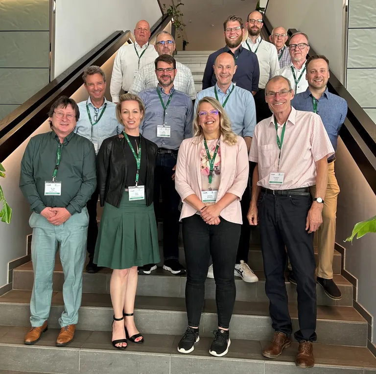 Die Ende Mai in Hamburg neu gewählte Zusammensetzung der Technischen Kommission Bauklebstoffe (TKB): erste Reihe vorne (v. l. n. r.) Dr. Uwe Hong, Anna Thomé, Elisabeth Reinhardt, Dr. Norbert Arnold. Zweite Reihe: Dr. Maximilian Rüllmann, Sven Neukirch, Bernd Lesker, Dr. Antti Senf. Dritte Reihe: Stefan Großmann, Dr. Jan-Niklas Keil, Martin Glöckner. Hintere Reihe: Dr. Frank Gahlmann, Dr. Tobias Benighaus, Dr. Thomas Brokamp. Nicht auf dem Foto sind Dr. Jörg Sieksmeier und Hagen Schweigert.