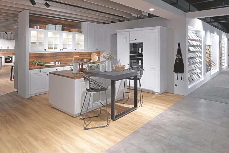 K&uuml;che mit hellem Boden