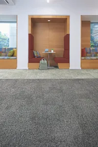 Sitzecke mit zwei roten St&uuml;hlen