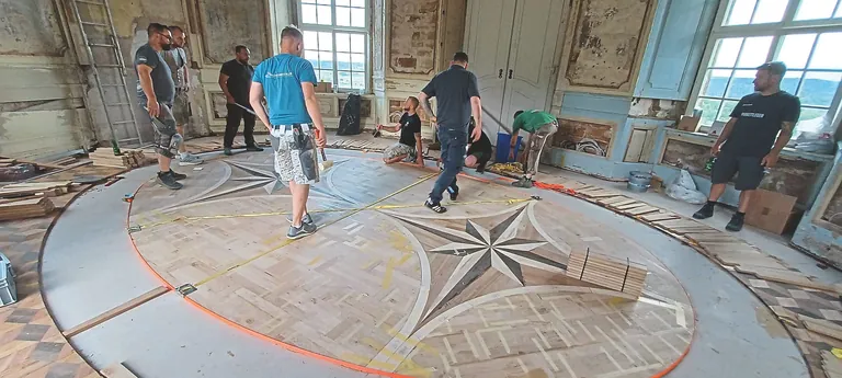 Bodenleger bei der Arbeit