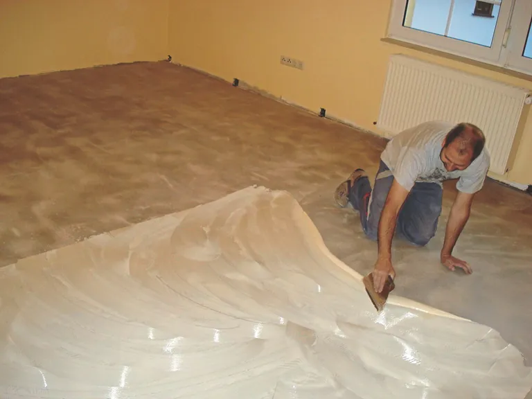 Bodenleger bei der Arbeit