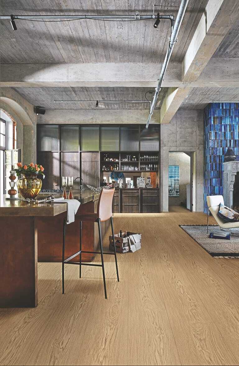 B&uuml;ro mit dunklem Boden