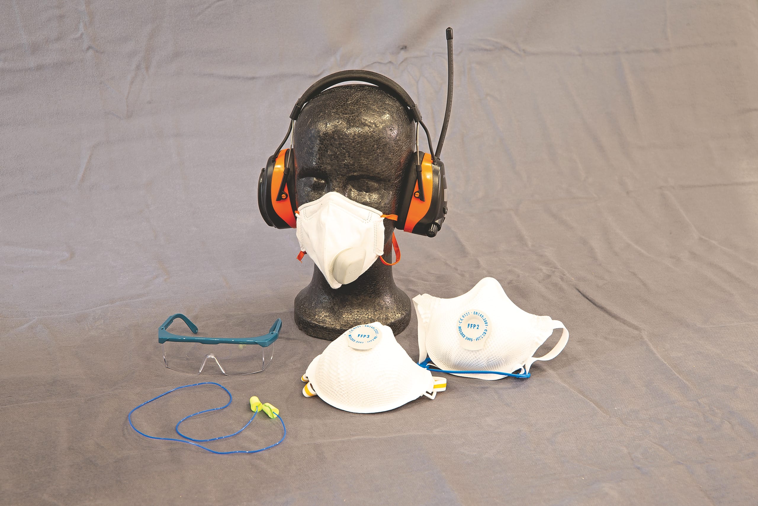 Schaufensterpuppenkopf mit Kapselgehörschützer.