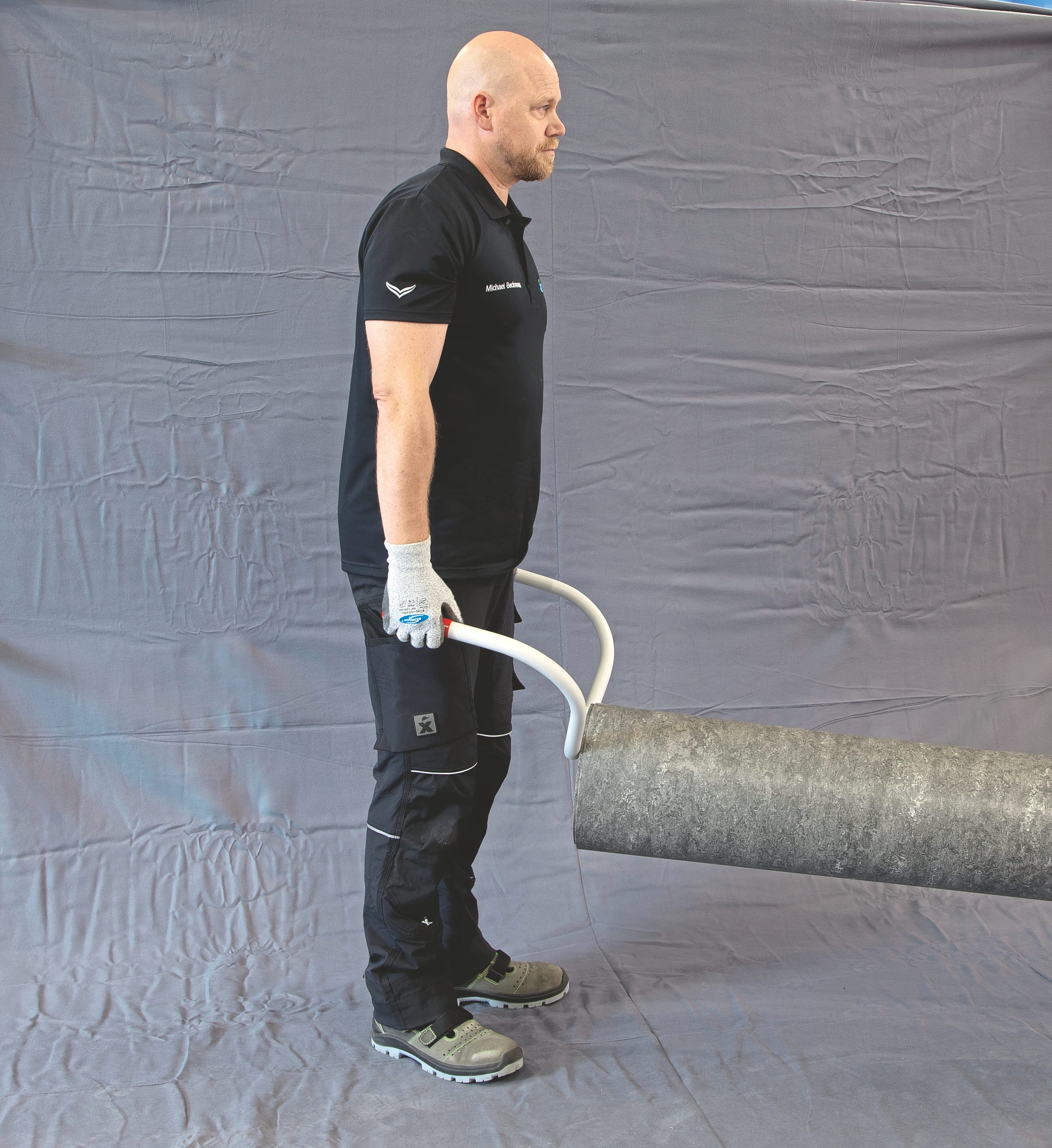 Handwerker mit Rollentragegerät.