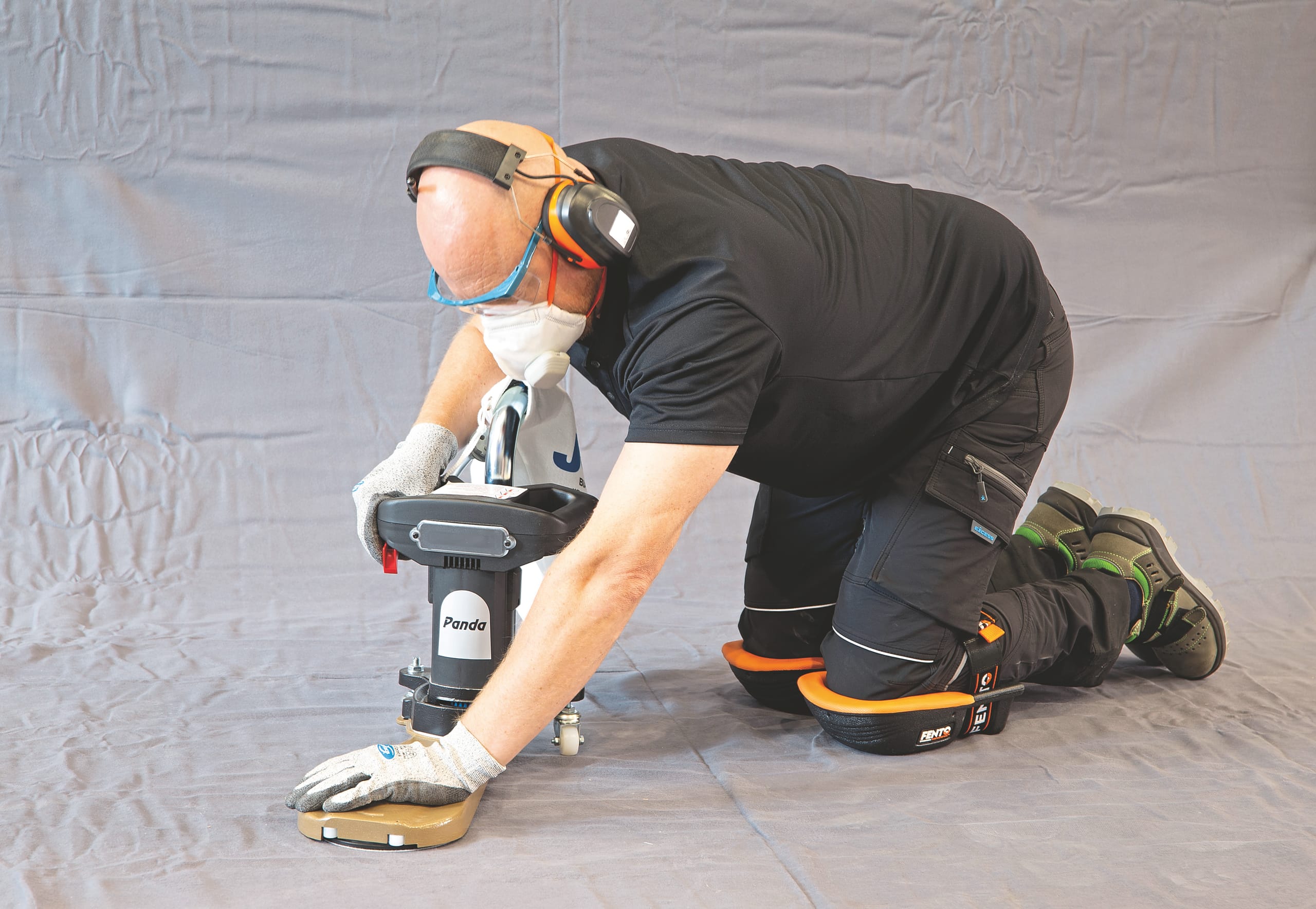 Handwerker mit FFP3-Atemschutzmaske mit Ventil.