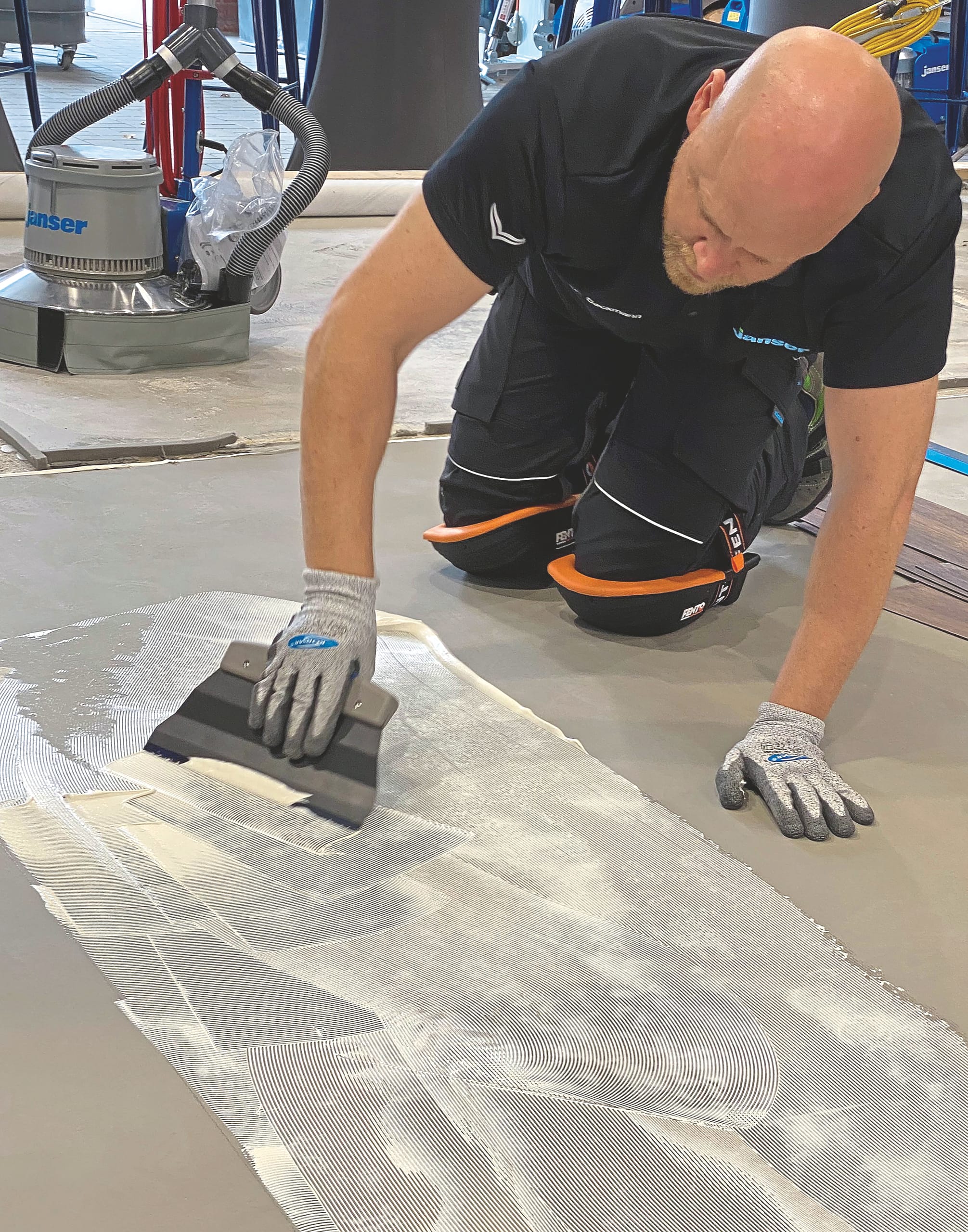Handwerker mit Knie- und Handschutz.