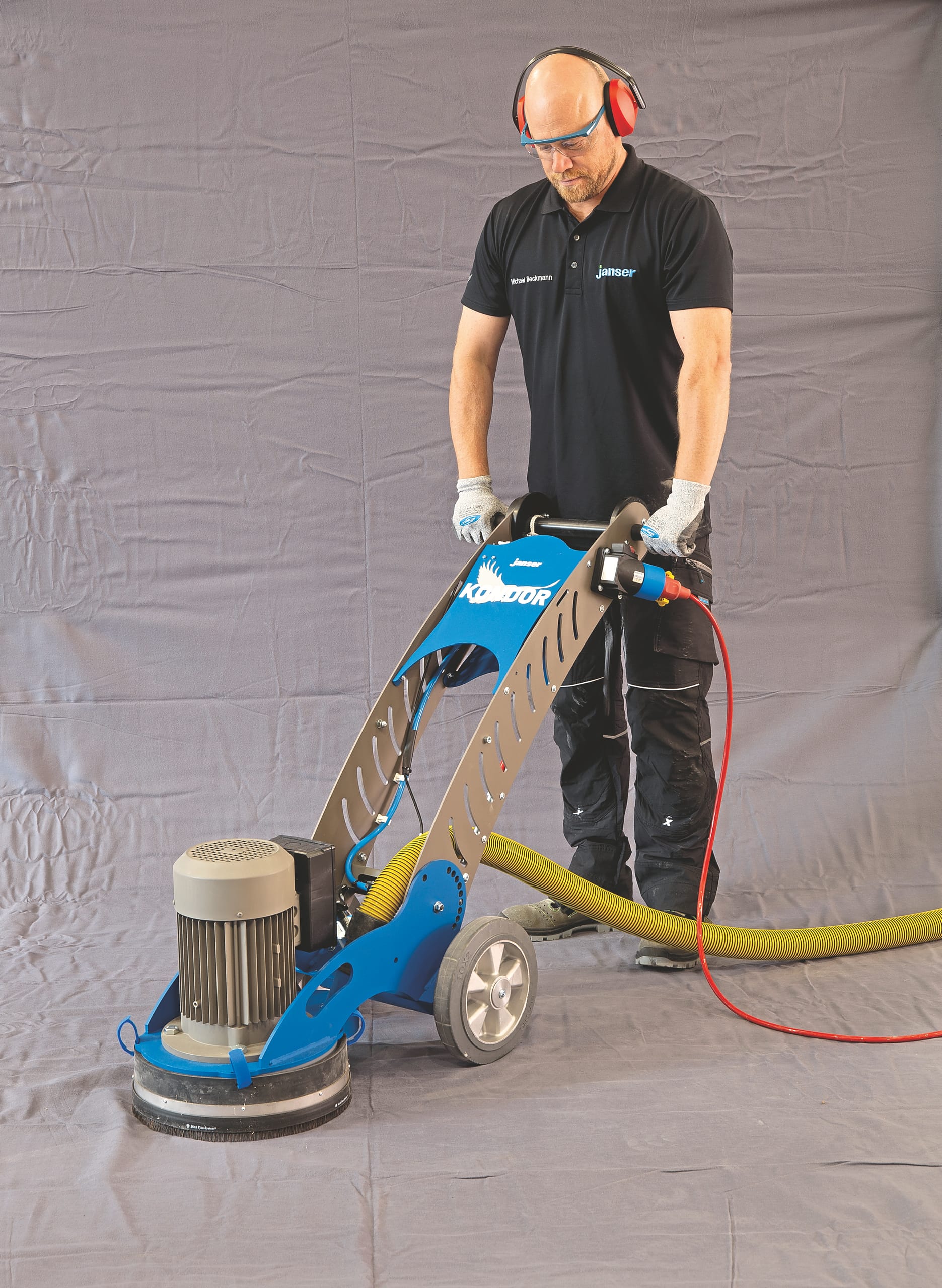 Handwerker mit Bodenschleifer.