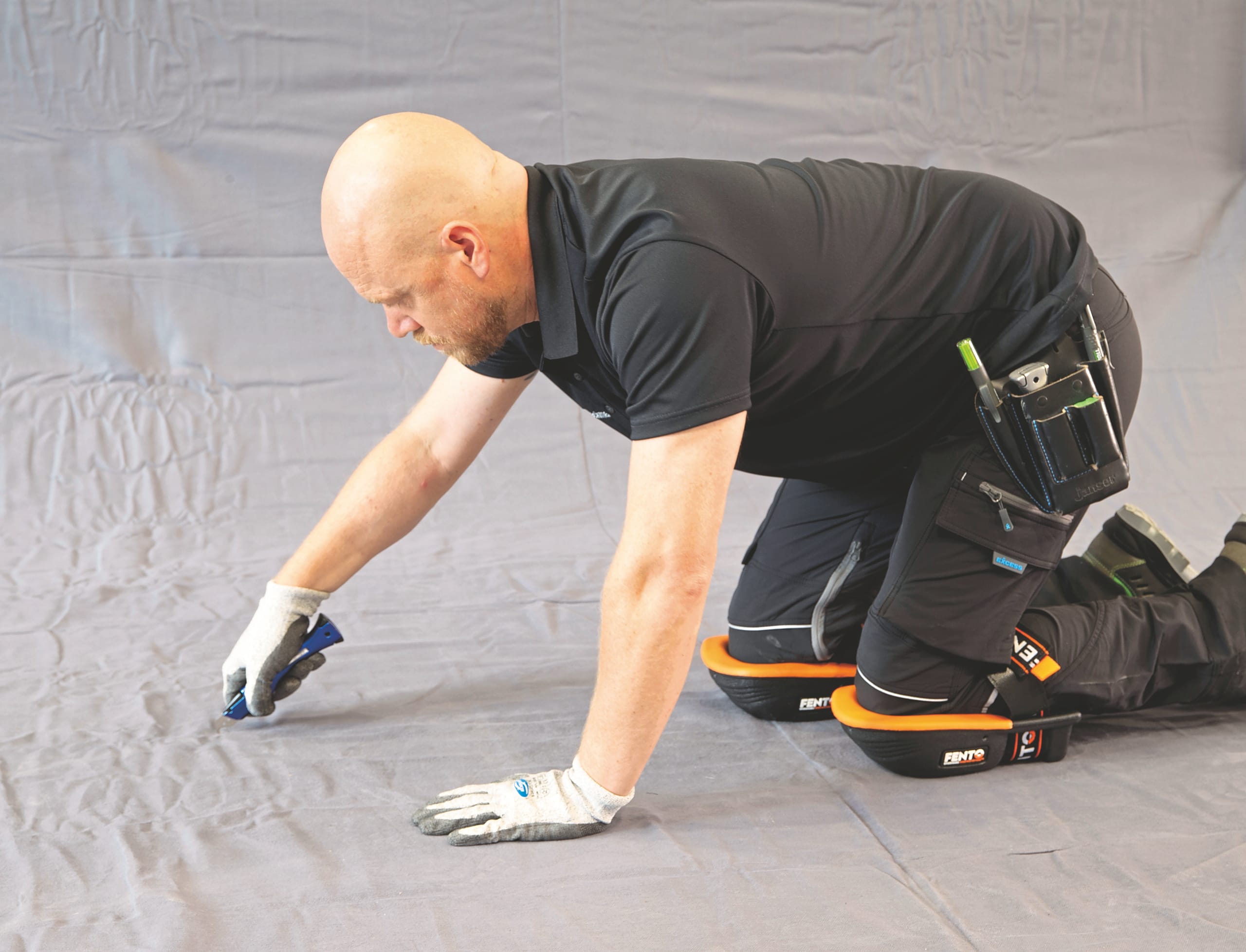 Handwerker mit Schnittschutz-Handschuhe.