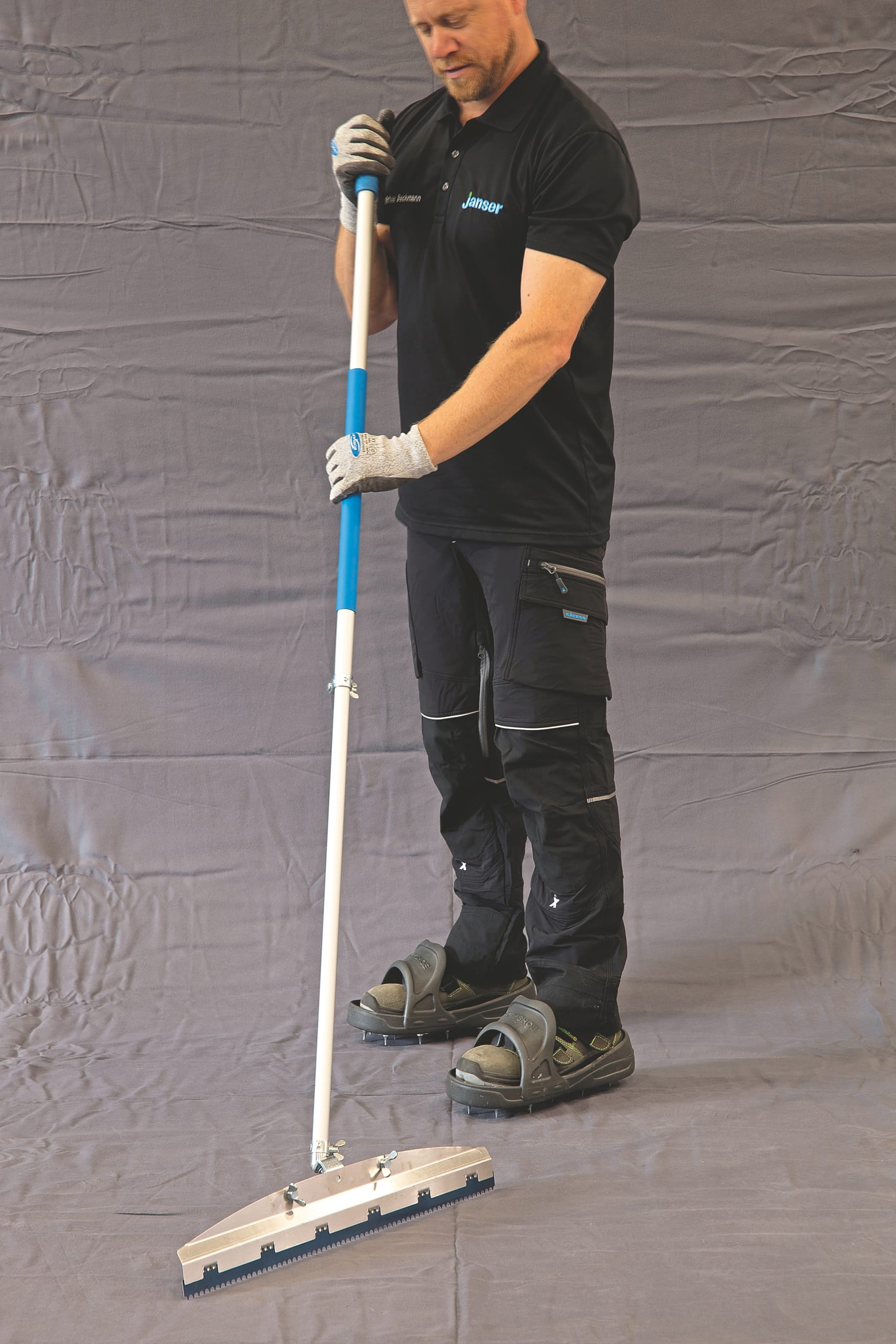 Ergonomisches Werkzeug für Spachtel- und Klebstoffauftrag.