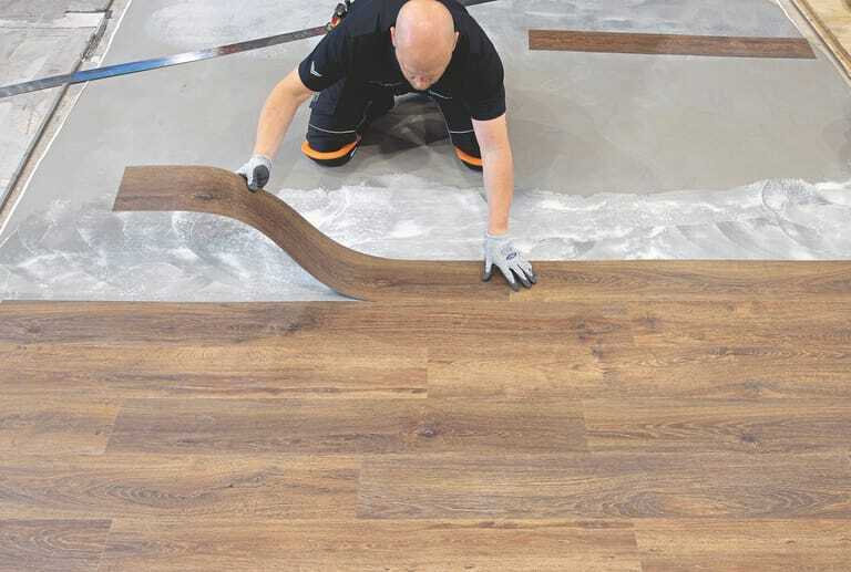 Bodenverleger bei der Arbeit.