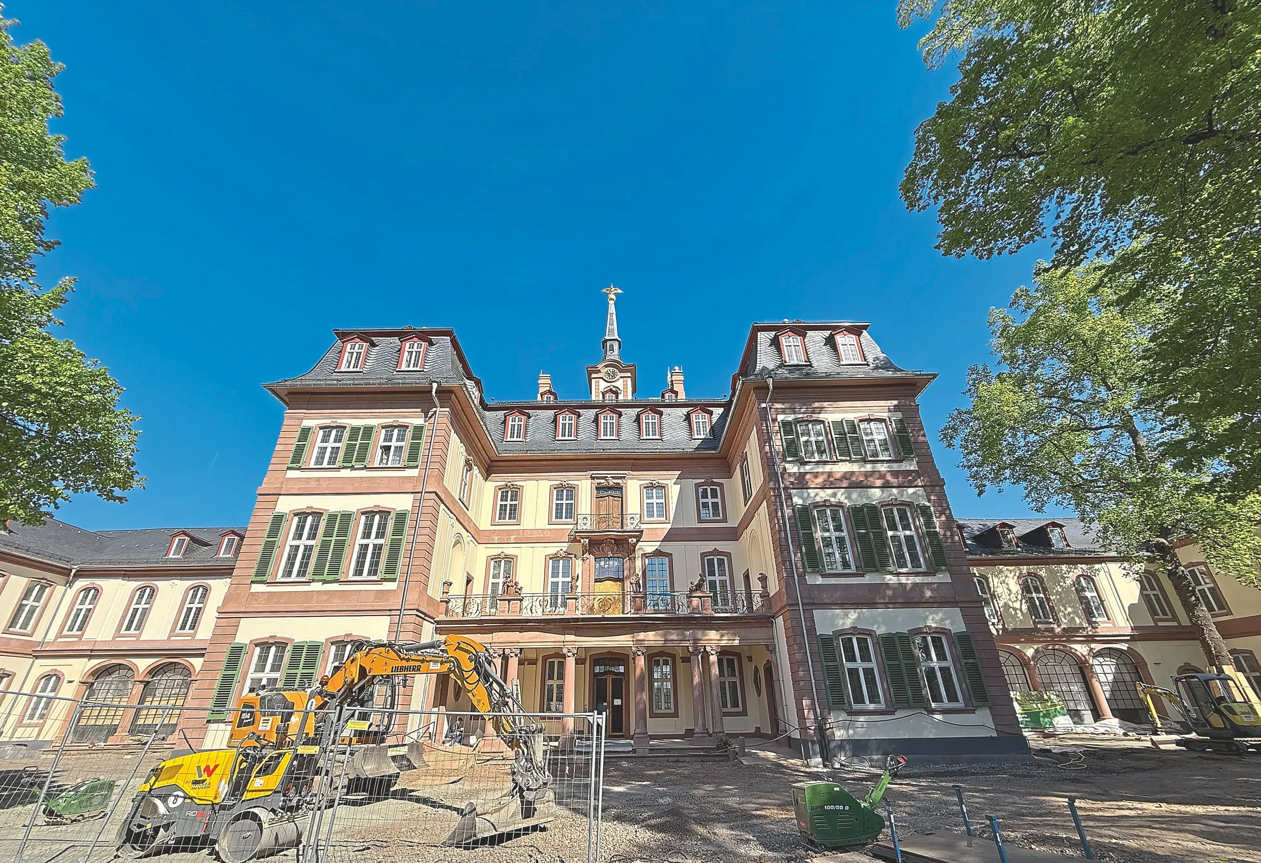 Fischgrätparkett im Altbau: 1.200 m² Eiche im Bolongaro-Palast