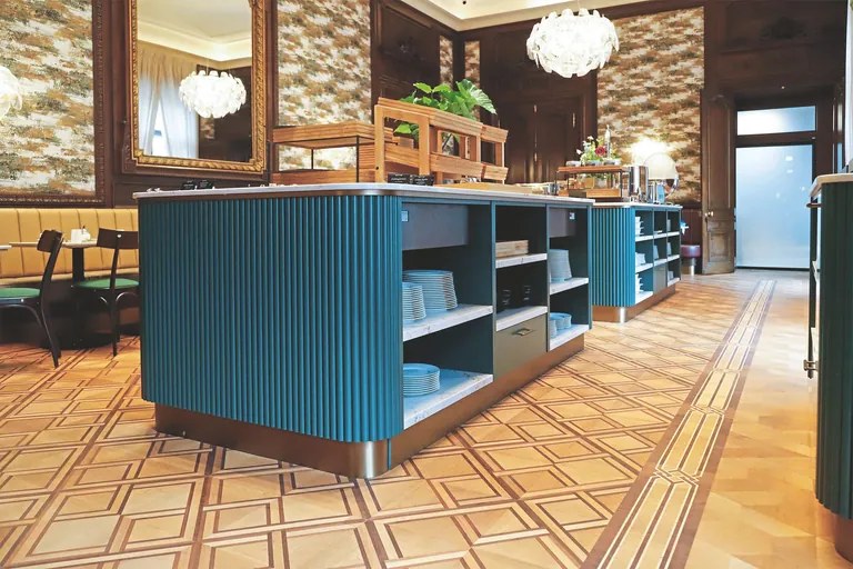 Restauriertes historisches Tafelparkett in einem Prunkraum der Beletage im Palais Chotek in Wien