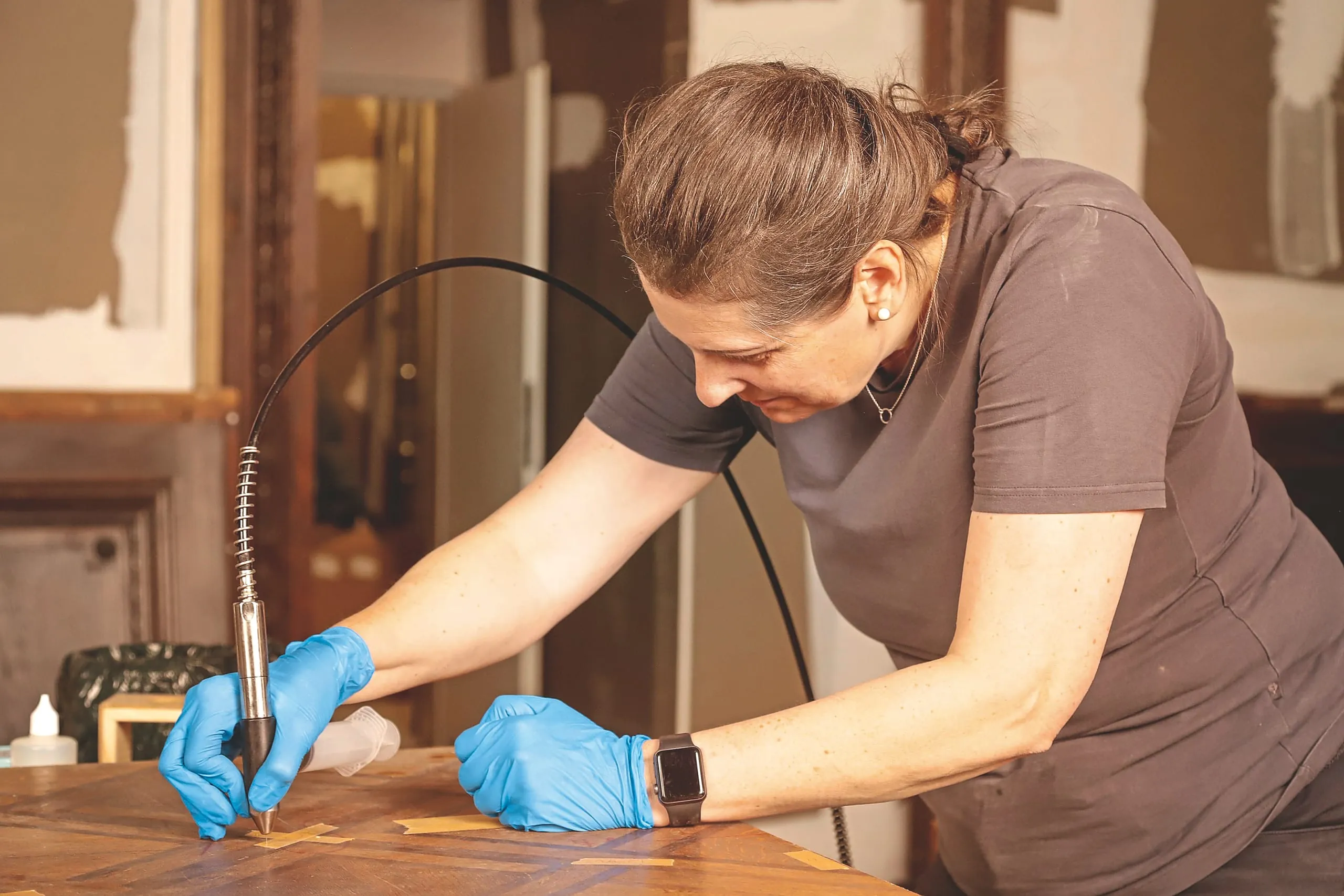 Frau arbeitet am Holzboden