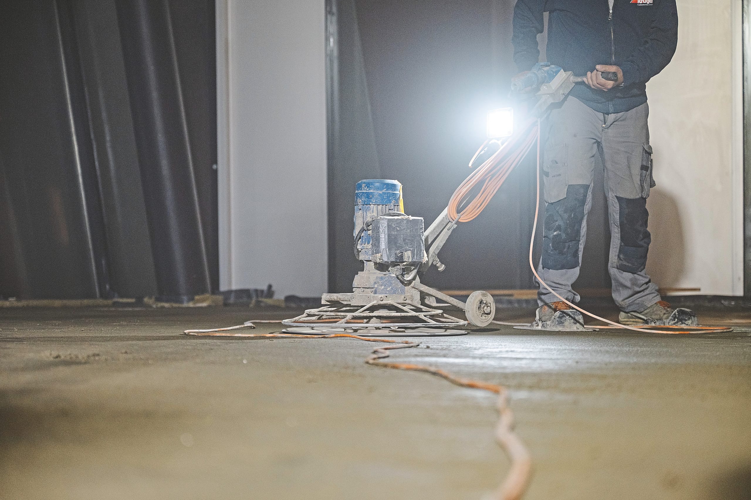 Krüger Fußbodenbau Handwerker bei der Arbeit